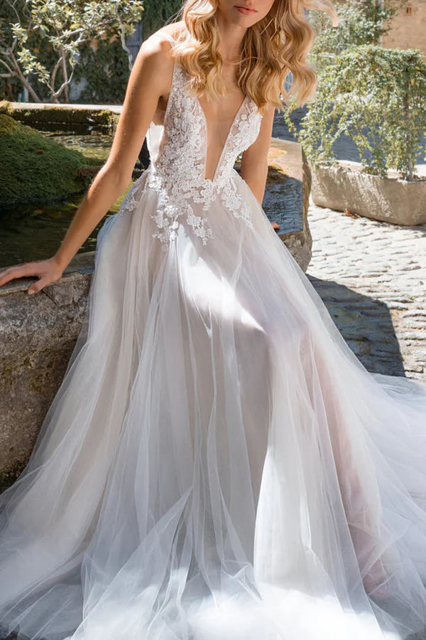 Abito da sposa in stile bohémien con scollo a V profondo e pizzo effetto illusion a linea A